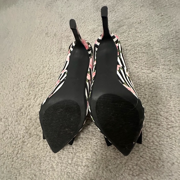 Betsy Johnson heel with black bow. Blk & white strips with pink floral size 6 - Picture 5 of 5